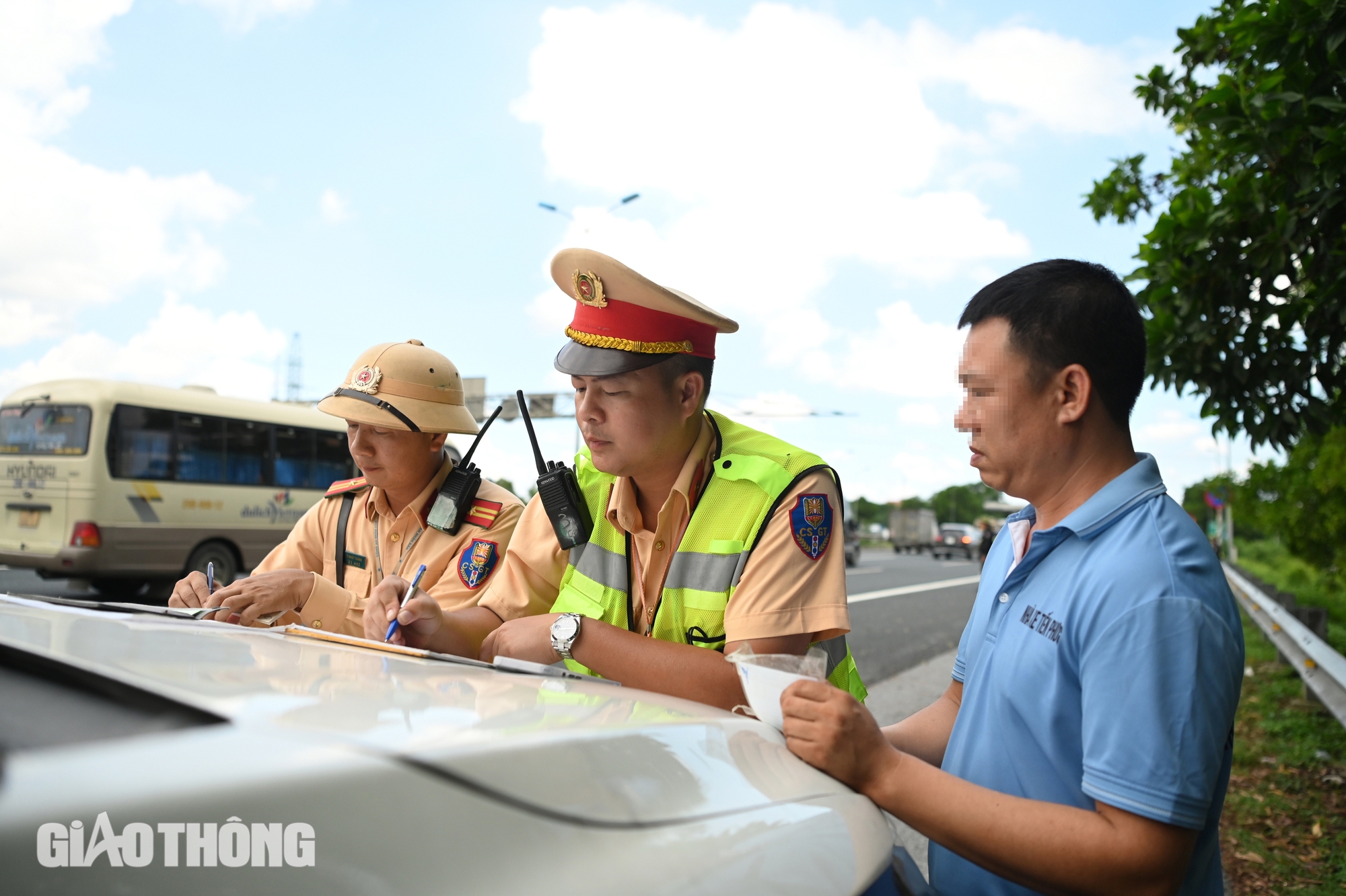T&agrave;i xế bất ngờ khi lần đầu bị CSGT giữ bằng l&aacute;i qua VNeID, trả giấy tờ gốc- Ảnh 2.