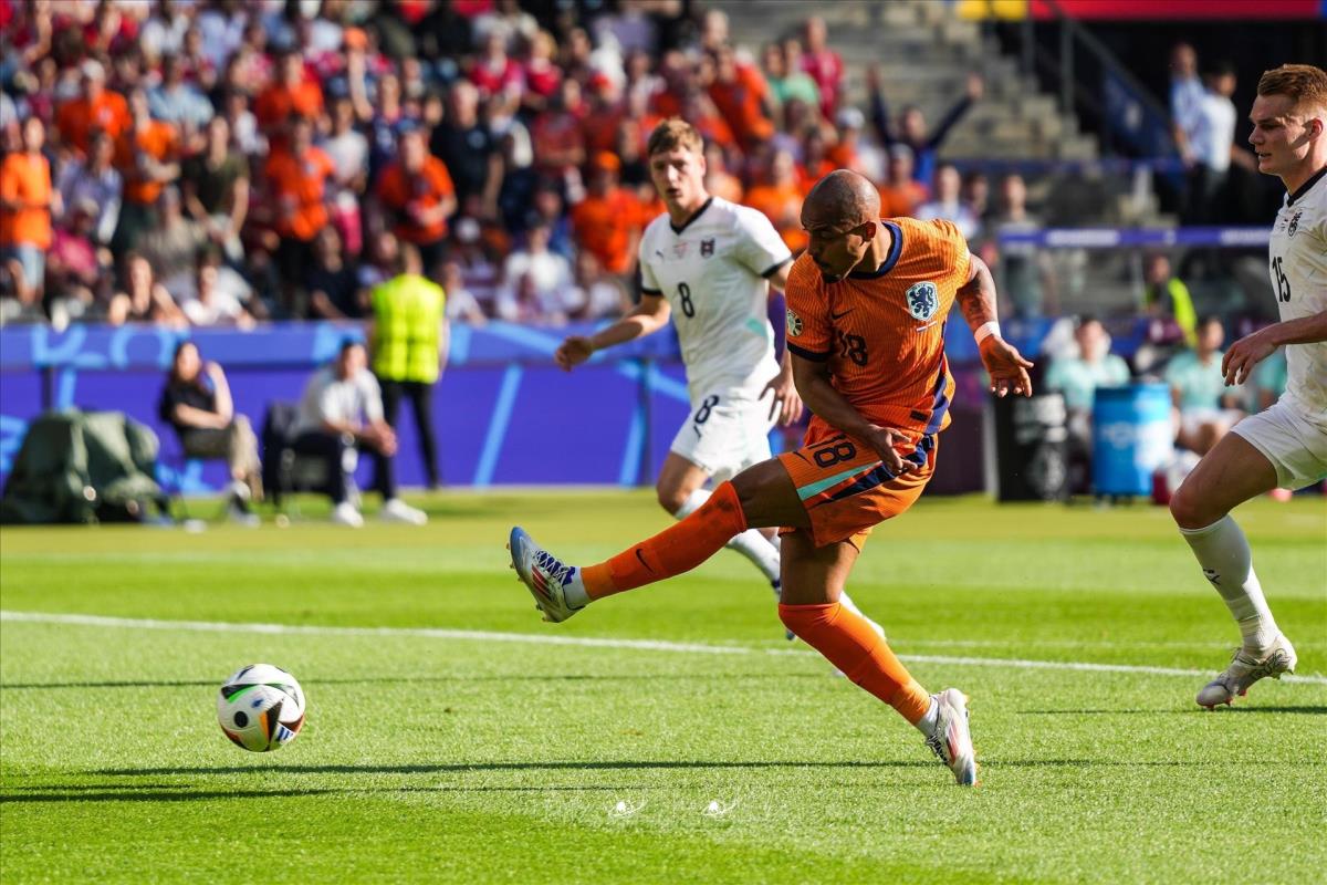 Đội h&igrave;nh ra s&acirc;n H&agrave; Lan vs Thổ Nhĩ Kỳ: Đội b&oacute;ng &aacute;o cam vượt trội- Ảnh 1.