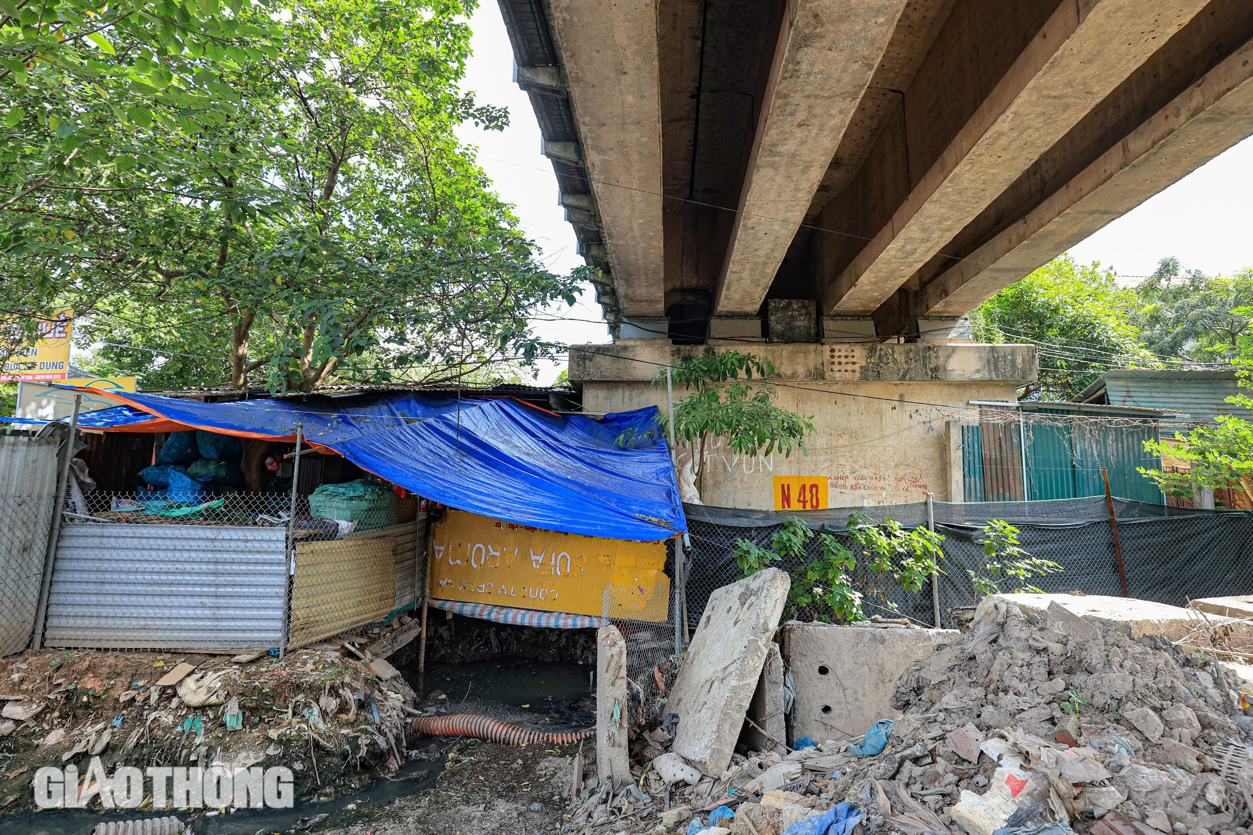 H&agrave;ng qu&aacute;n "bủa v&acirc;y" h&agrave;nh lang bảo vệ đường sắt cầu Thăng Long- Ảnh 8.