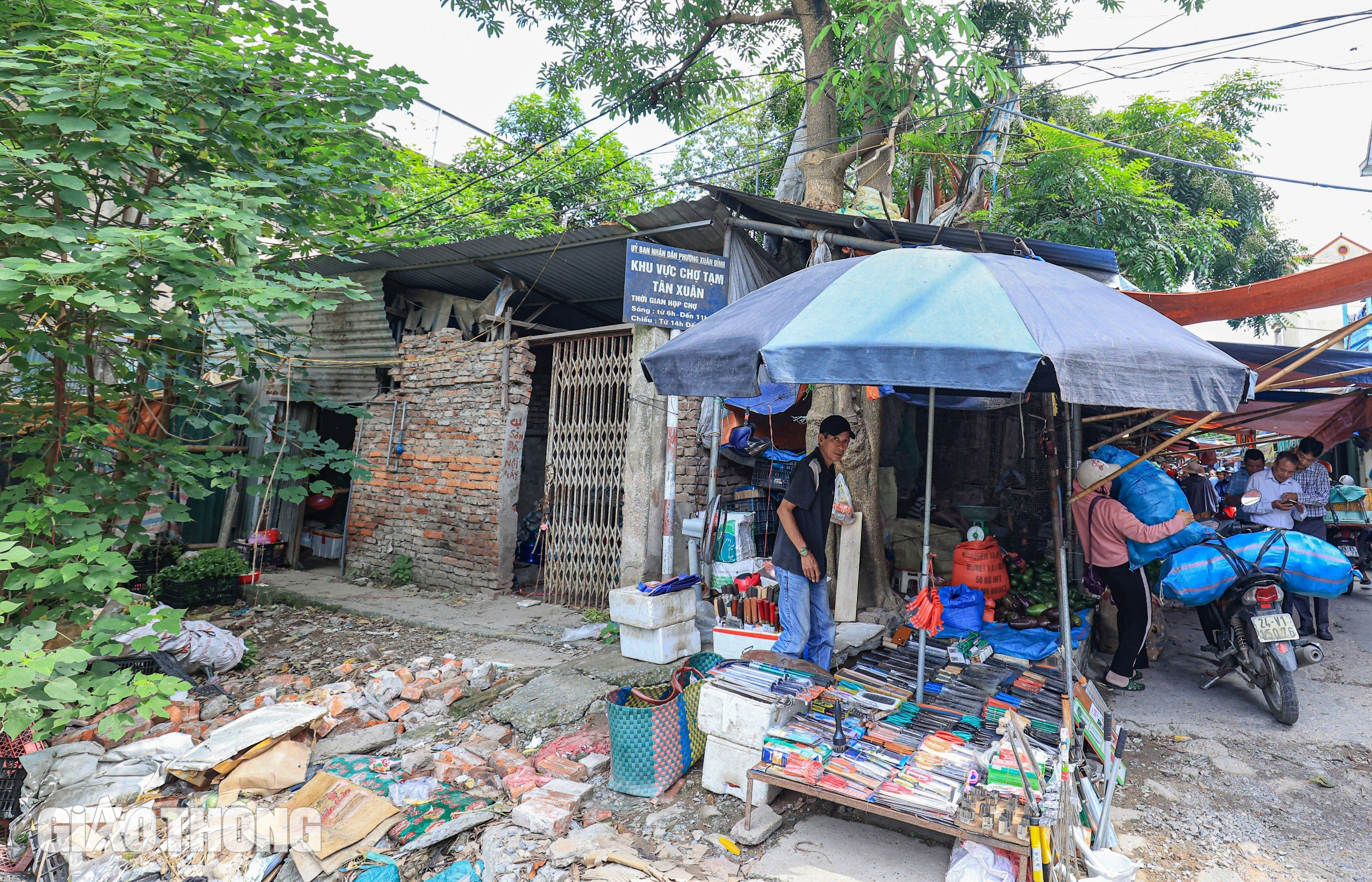 H&agrave;ng qu&aacute;n "bủa v&acirc;y" h&agrave;nh lang bảo vệ đường sắt cầu Thăng Long- Ảnh 7.