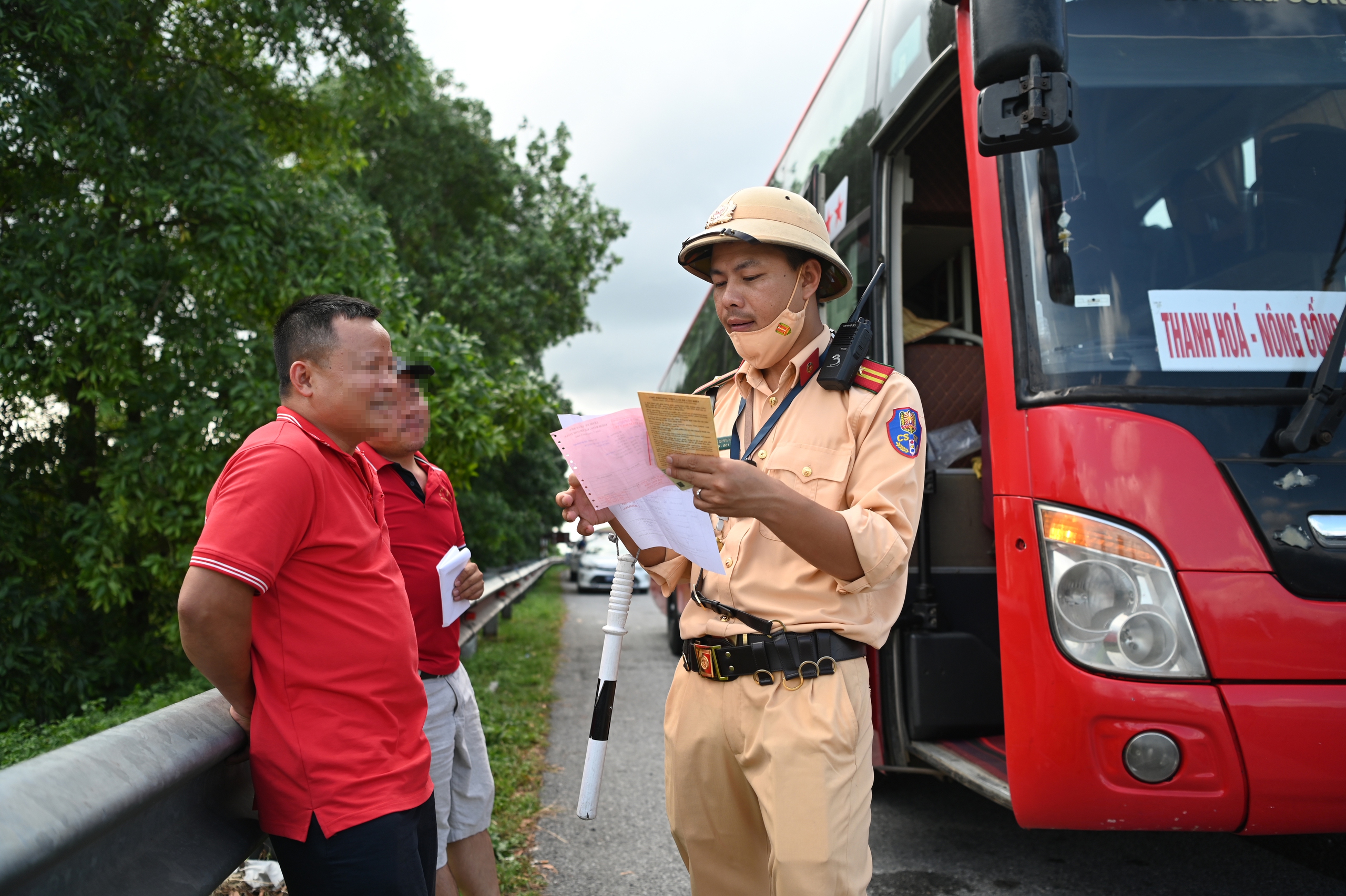 T&agrave;i xế bất ngờ khi lần đầu bị CSGT giữ bằng l&aacute;i qua VNeID, trả giấy tờ gốc- Ảnh 3.