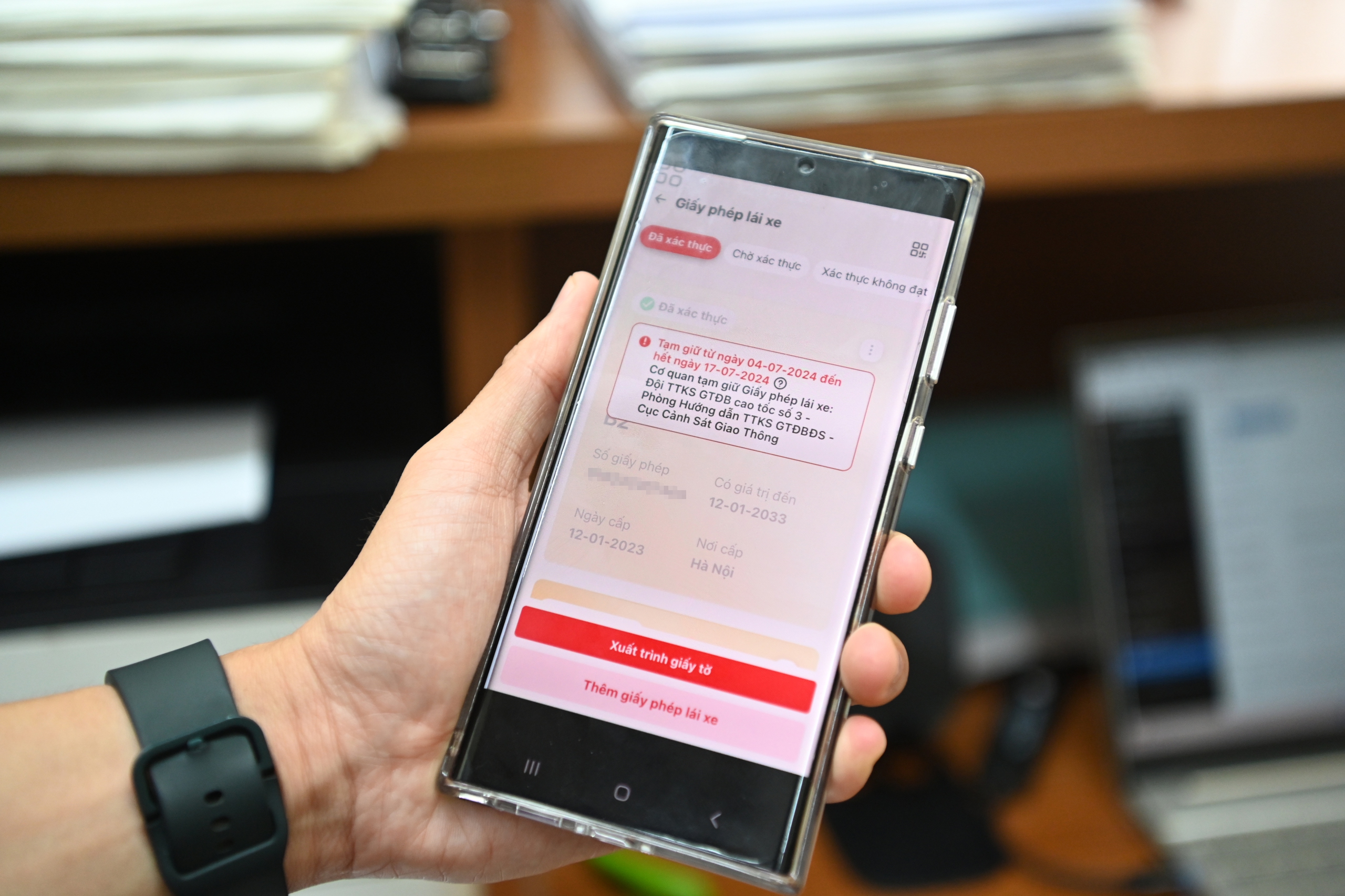 T&agrave;i xế bất ngờ khi lần đầu bị CSGT giữ bằng l&aacute;i qua VNeID, trả giấy tờ gốc- Ảnh 8.