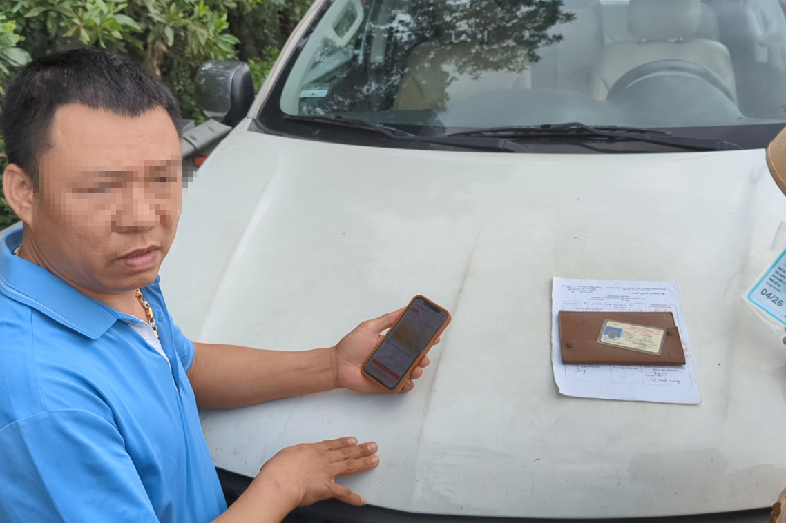 T&agrave;i xế bất ngờ khi lần đầu bị CSGT giữ bằng l&aacute;i qua VNeID, trả giấy tờ gốc- Ảnh 4.