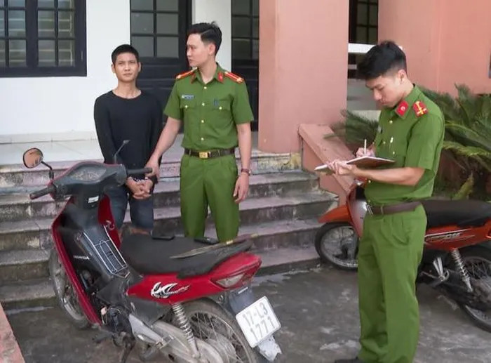 Kẻ cầm dao chặn đường, cướp xe m&aacute;y bị bắt sau 2 giờ g&acirc;y &aacute;n- Ảnh 1.