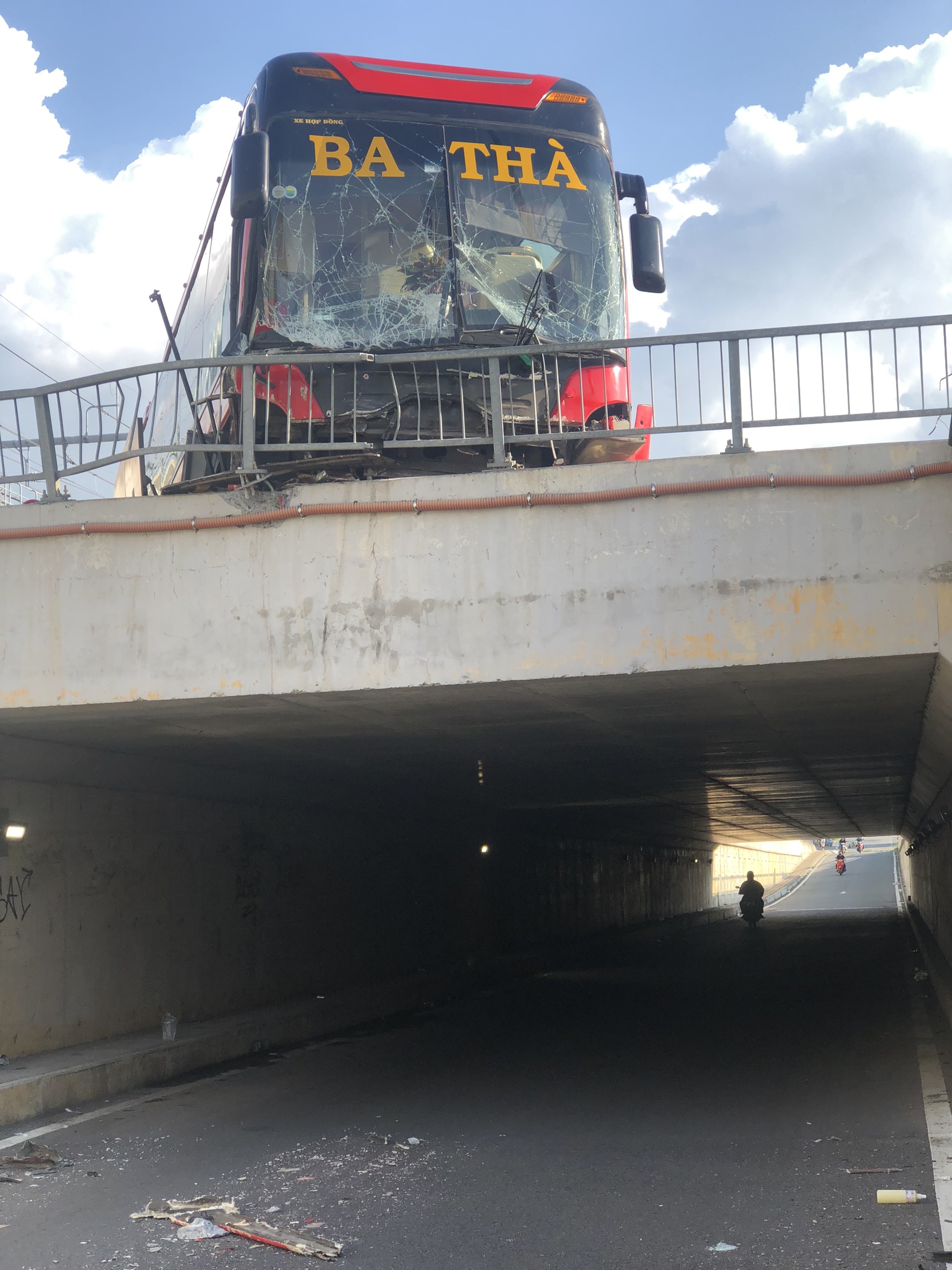 Tr&aacute;nh taxi, xe kh&aacute;ch giường nằm t&ocirc;ng lan can cầu- Ảnh 1.