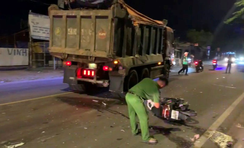 Lực lượng chức năng xử l&yacute; hiện trường vụ tai nạn - Ảnh: Kim S&aacute;ng.