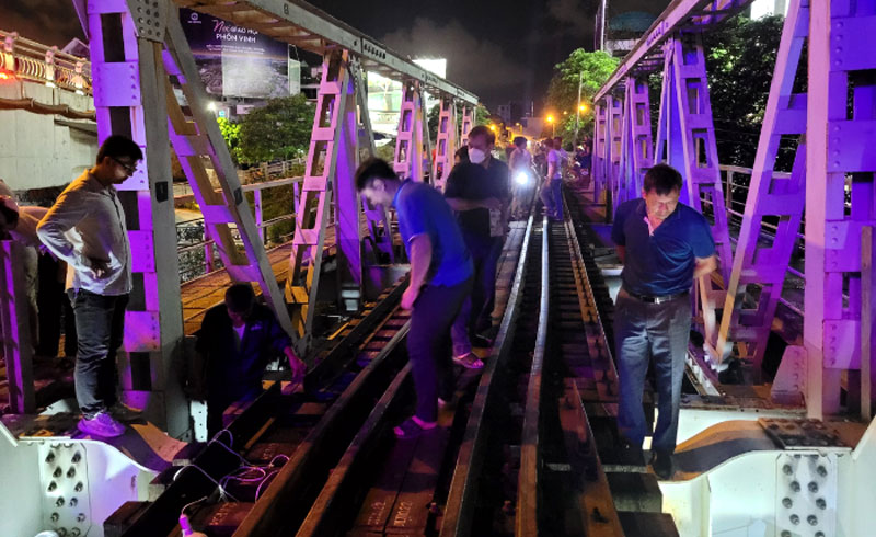 Cơ quan chức năng đang kiểm tra mức độ thiệt hại của cầu Quay sau vụ va chạm với t&agrave;u chở h&agrave;ng.