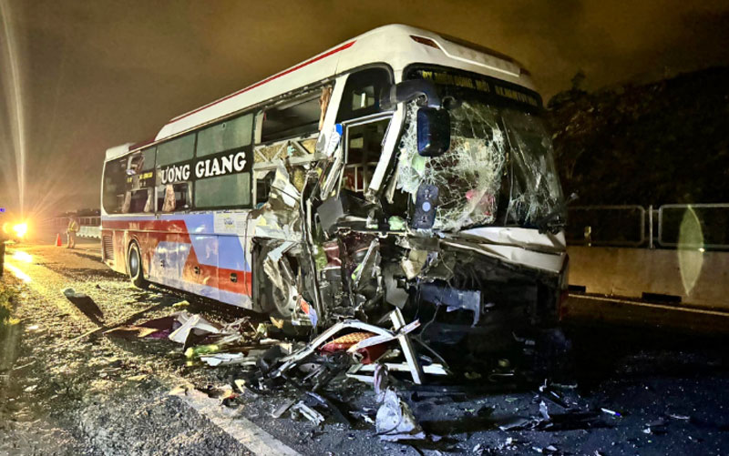 Phần đầu &ocirc; t&ocirc; kh&aacute;ch hư hỏng nặng sau c&uacute; t&ocirc;ng xe đầu k&eacute;o.