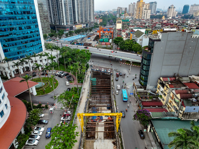 R&agrave;o chắn gầm cầu vượt Nguyễn Ch&iacute; Thanh thi c&ocirc;ng metro Nhổn - ga H&agrave; Nội- Ảnh 1.