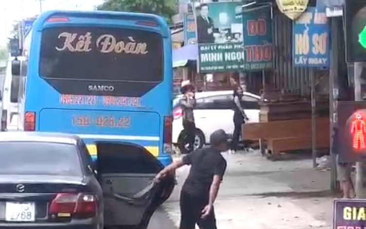 TP.HCM: Nhà xe bị phạt hơn 100 triệu đồng vì loạt vi phạm- Ảnh 2. Báo động tình trạng xô xát do tranh giành khách giữa các nhà xe