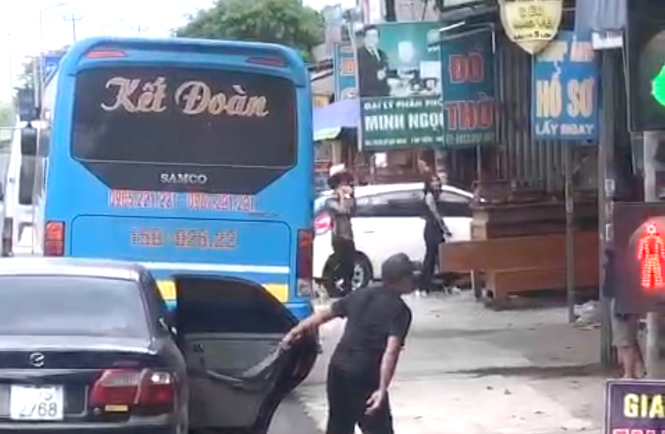 B&aacute;o động t&igrave;nh trạng x&ocirc; x&aacute;t do tranh gi&agrave;nh kh&aacute;ch giữa c&aacute;c nh&agrave; xe- Ảnh 1.
