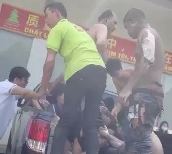 Nổ lớn tại c&ocirc;ng ty gỗ ở B&igrave;nh Dương, nhiều c&ocirc;ng nh&acirc;n bị bỏng nặng- Ảnh 1.