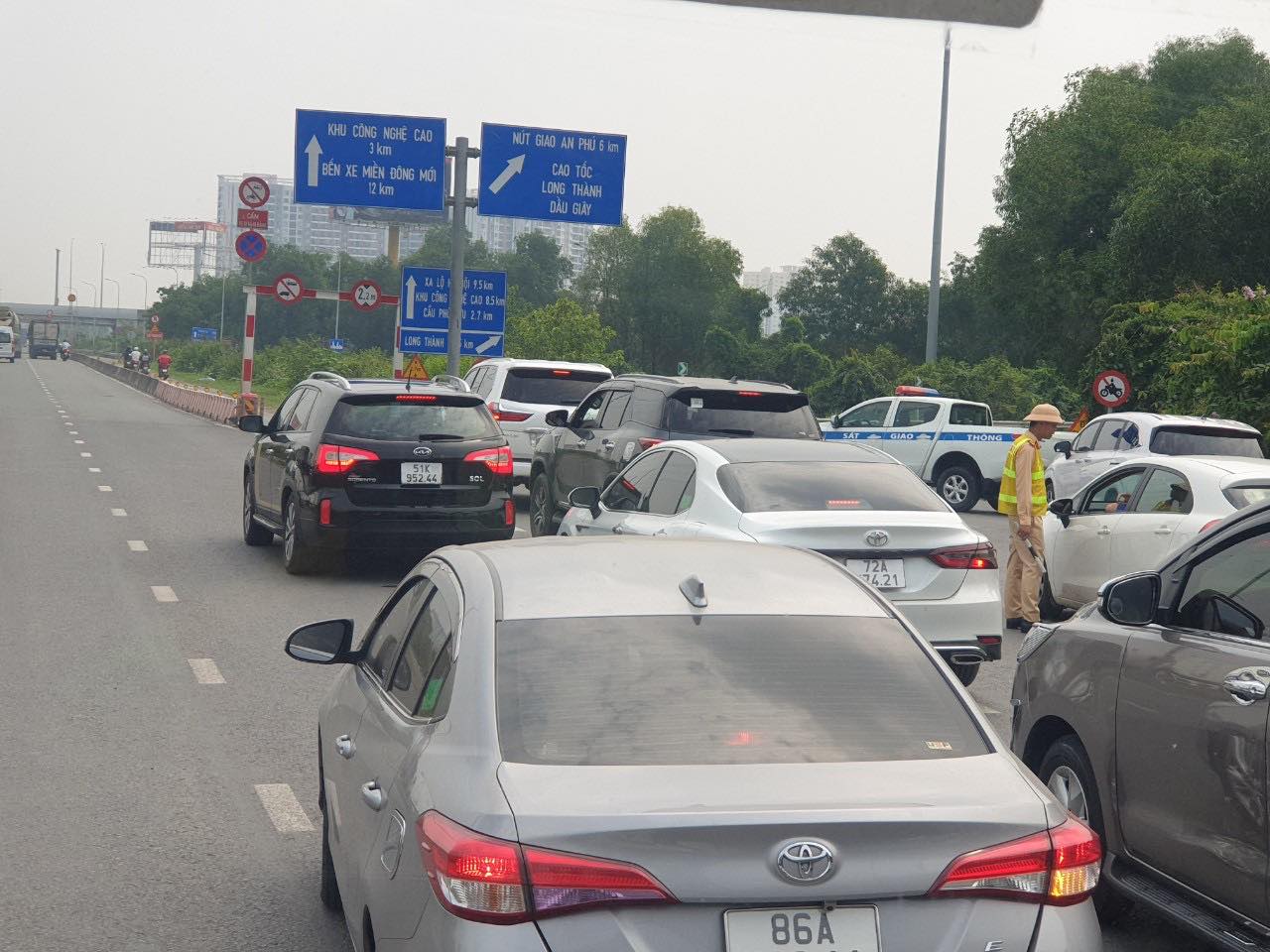 Tạm dừng l&ecirc;n cao tốc TP.HCM-Long Th&agrave;nh-Dầu Gi&acirc;y v&igrave; sự cố xe container t&ocirc;ng dải ph&acirc;n c&aacute;ch- Ảnh 1.