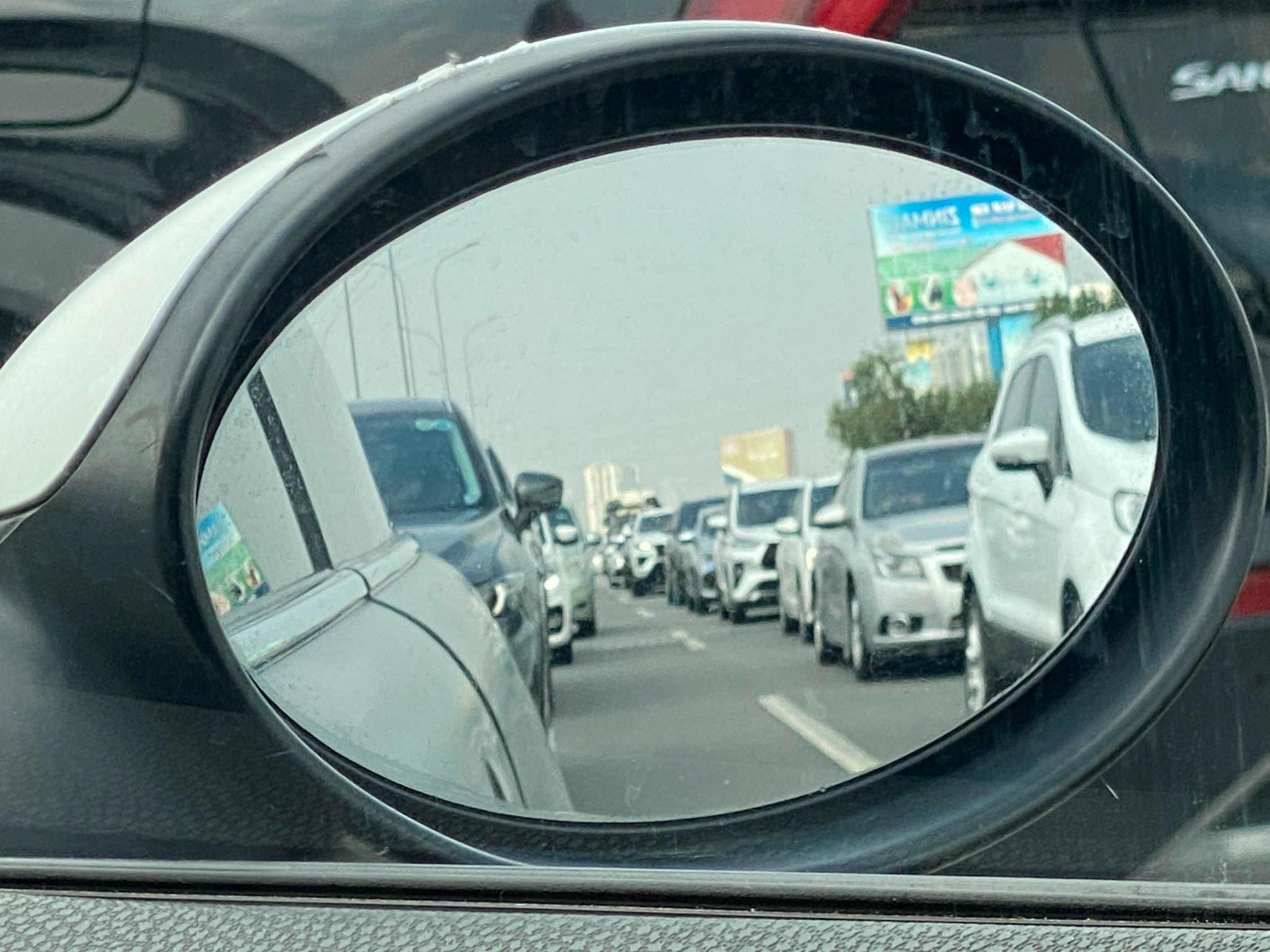 Tạm dừng l&ecirc;n cao tốc TP.HCM-Long Th&agrave;nh-Dầu Gi&acirc;y v&igrave; sự cố xe container t&ocirc;ng dải ph&acirc;n c&aacute;ch- Ảnh 2.