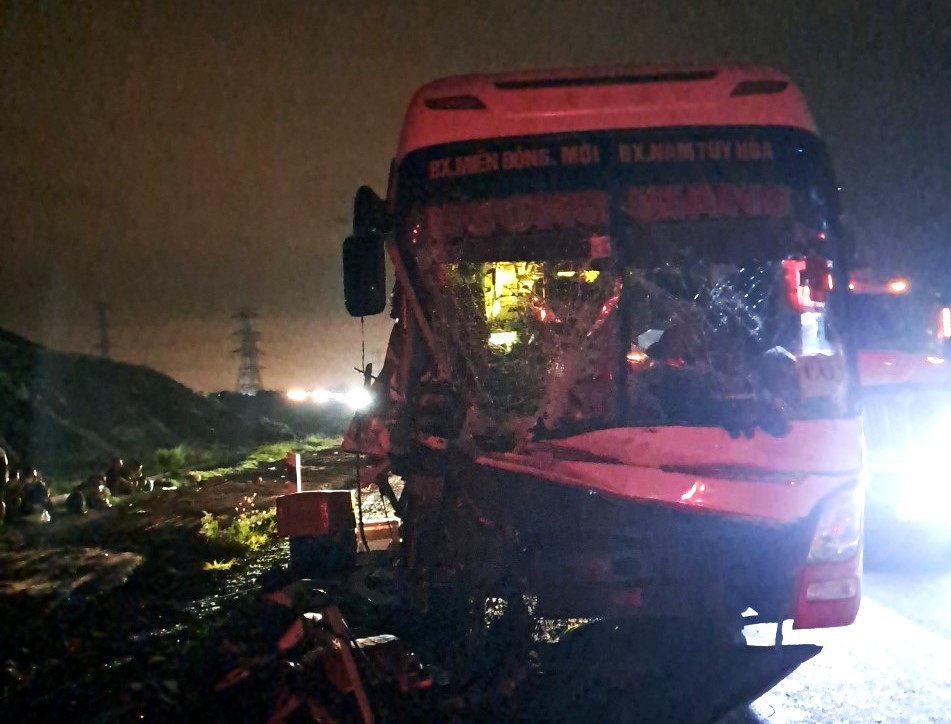 &Ocirc; t&ocirc; kh&aacute;ch h&uacute;c đu&ocirc;i xe đầu k&eacute;o tr&ecirc;n cao tốc Vĩnh Hảo - Phan Thiết, phụ xe tử vong- Ảnh 2.