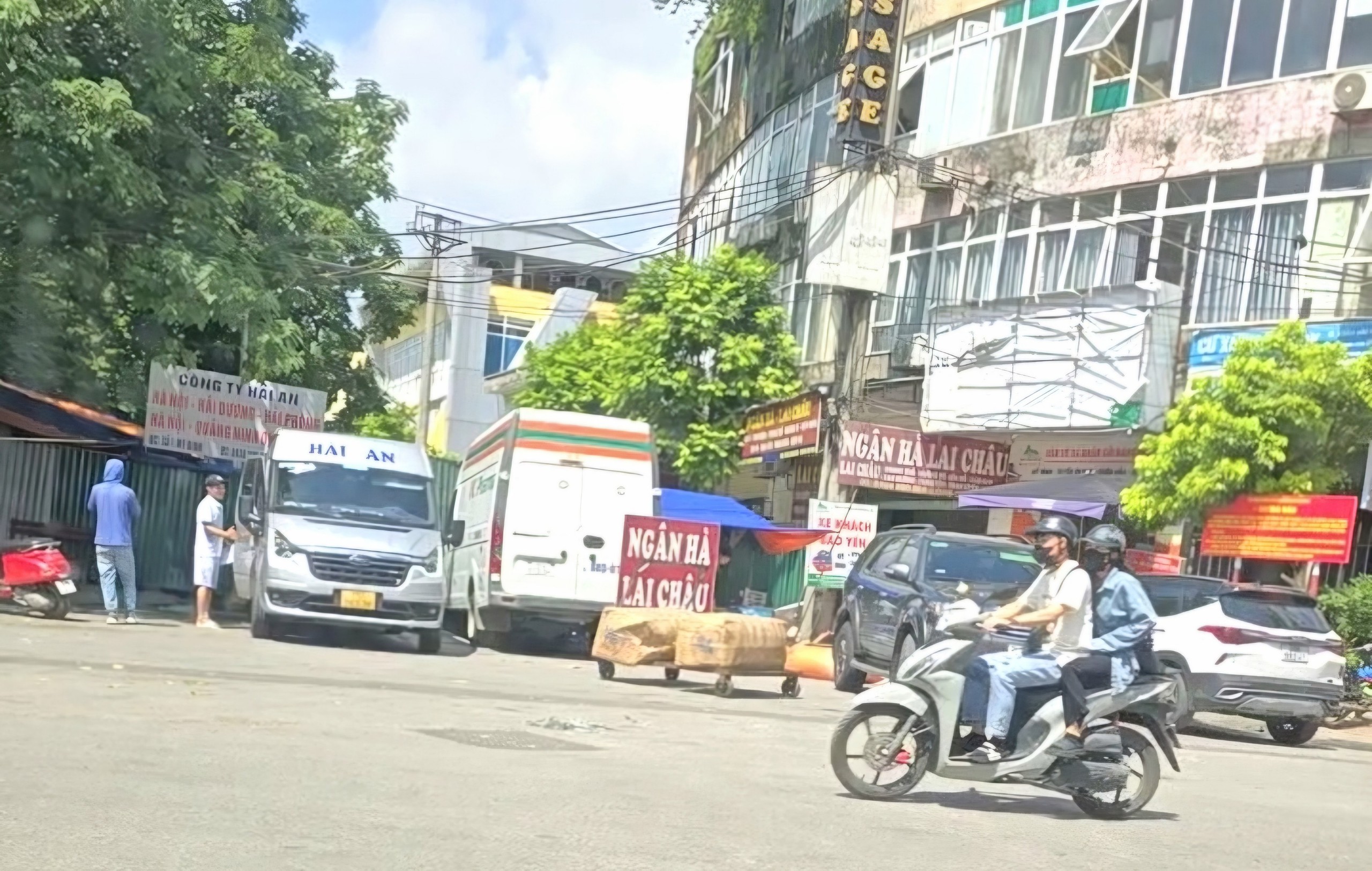 B&aacute;o động t&igrave;nh trạng x&ocirc; x&aacute;t do tranh gi&agrave;nh kh&aacute;ch giữa c&aacute;c nh&agrave; xe- Ảnh 7.