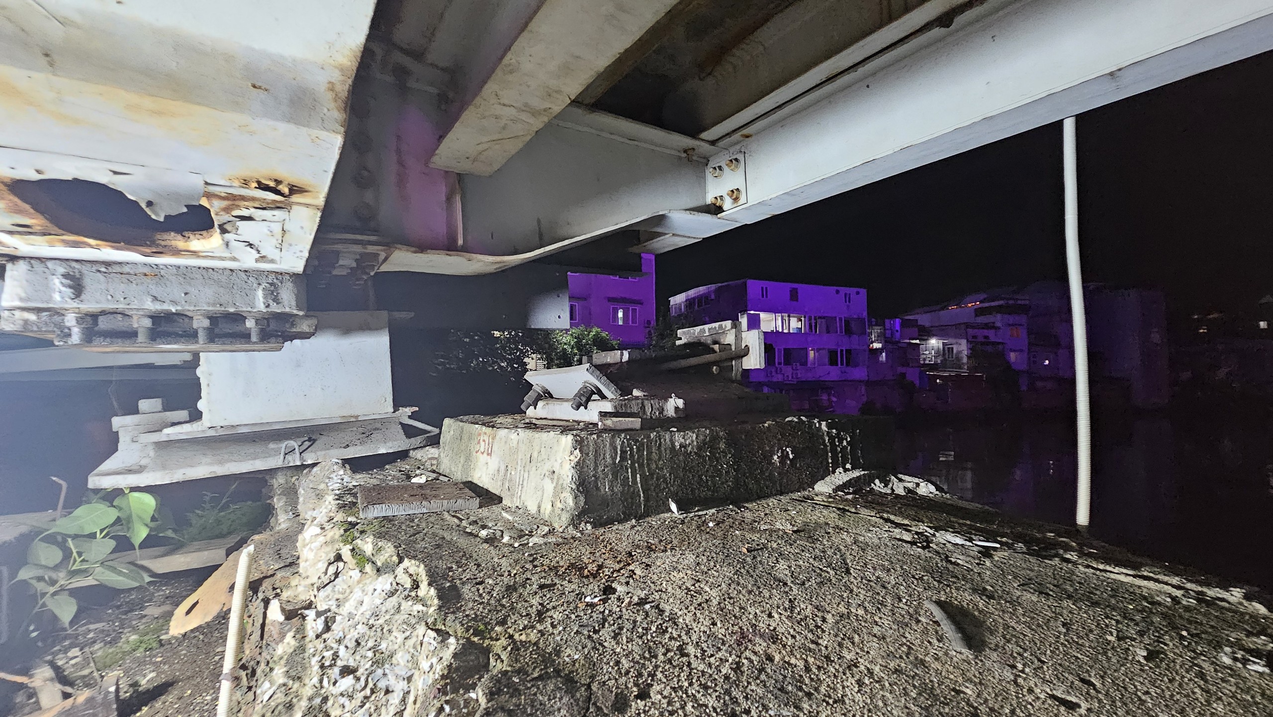 Hiện trường t&agrave;u chở h&agrave;ng đ&acirc;m biến dạng cầu Quay khiến đường sắt bị hư hỏng- Ảnh 2.