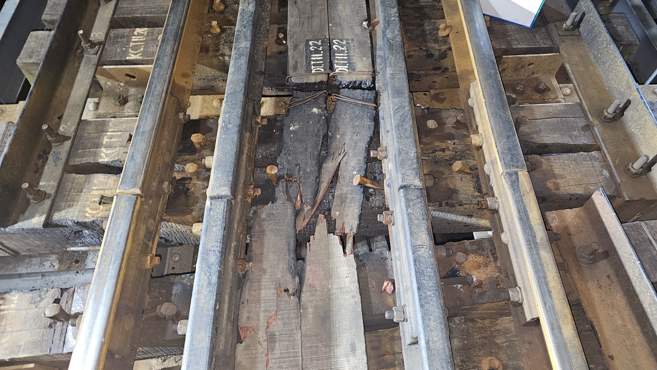 Hiện trường t&agrave;u chở h&agrave;ng đ&acirc;m biến dạng cầu Quay khiến đường sắt bị hư hỏng- Ảnh 4.