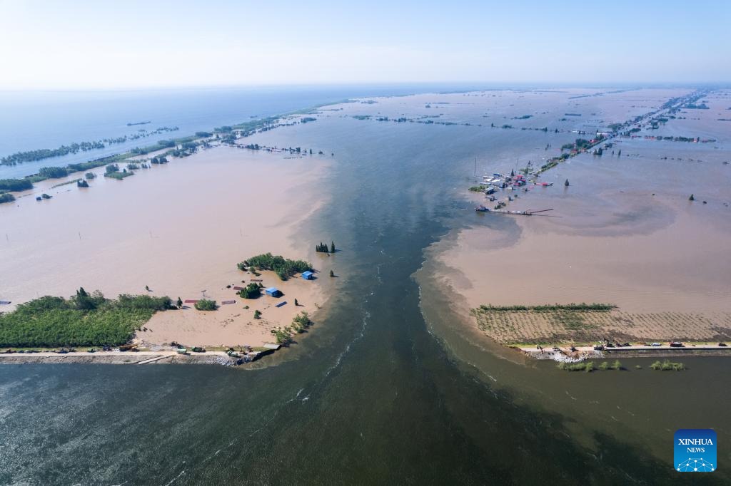 Trung Quốc dồn phương tiện, trực thăng, drone v&aacute; h&agrave;ng trăm m&eacute;t đ&ecirc; vỡ tr&ecirc;n hồ Động Đ&igrave;nh- Ảnh 1.