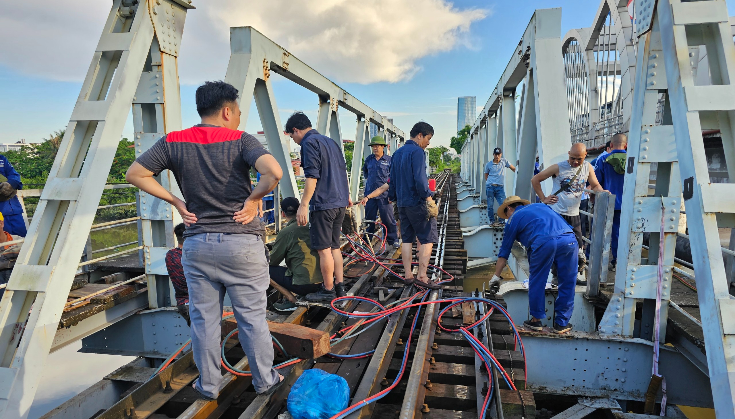 Cầu Quay đ&atilde; th&ocirc;ng tuyến sau sự cố bị t&agrave;u h&agrave;ng đ&acirc;m- Ảnh 1.