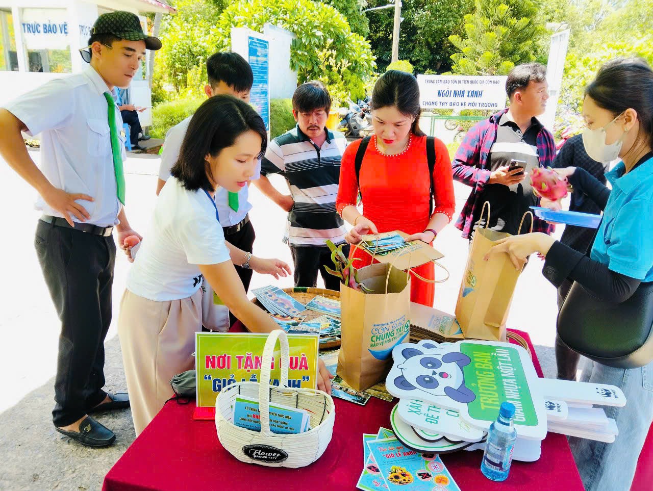 Giỏ lễ xanh, kh&ocirc;ng đốt v&agrave;ng m&atilde; ở C&ocirc;n Đảo- Ảnh 1.