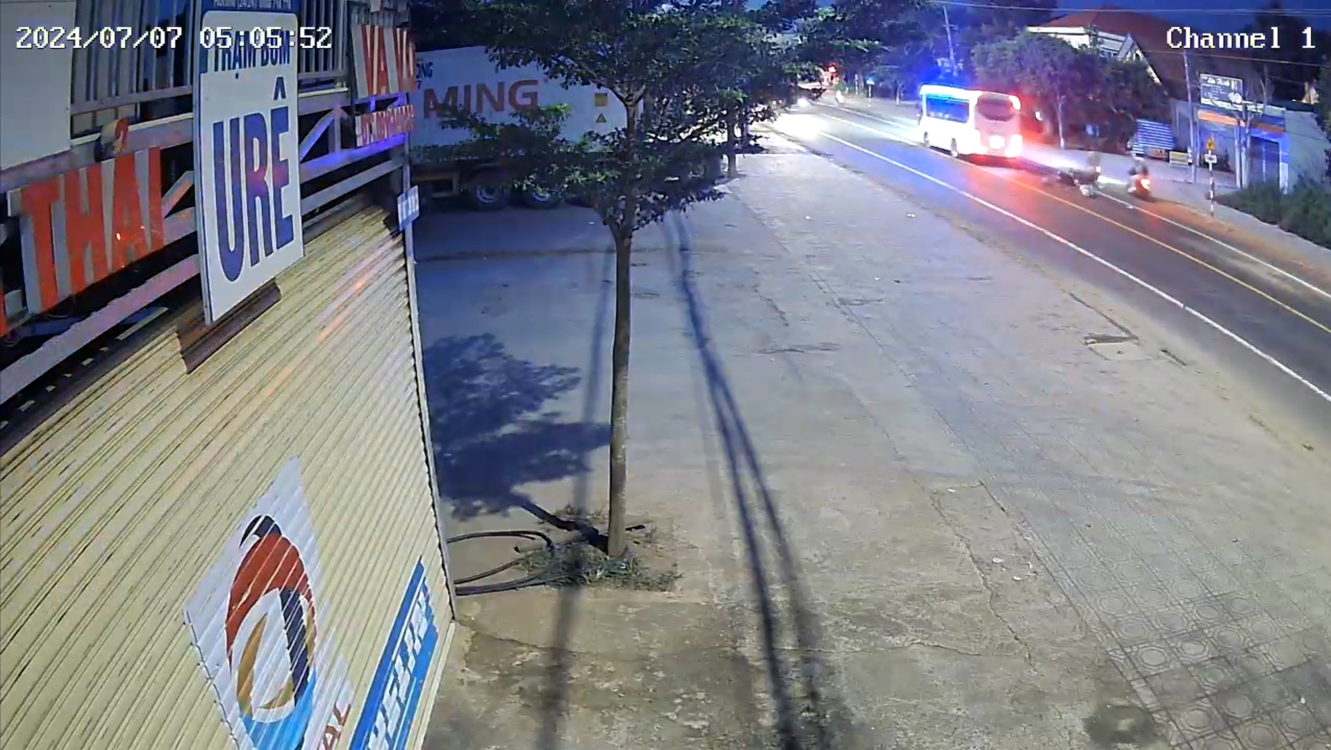 Ng&atilde; văng khỏi xe m&aacute;y sau va chạm, thiếu nữ bị xe kh&aacute;ch c&aacute;n qua người tử vong- Ảnh 1.