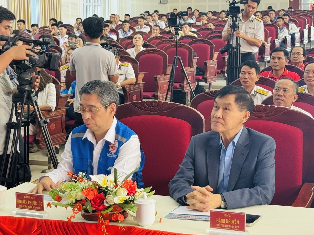 Ông Johnathan Hạnh Nguyễn trao 1 tỷ đồng tặng cán bộ chiến sĩ Vùng 2 Hải quân- Ảnh 1. Ông Johnathan Hạnh Nguyễn trao 1 tỷ đồng tặng cán bộ chiến sĩ Vùng 2 Hải quân- Ảnh 1.