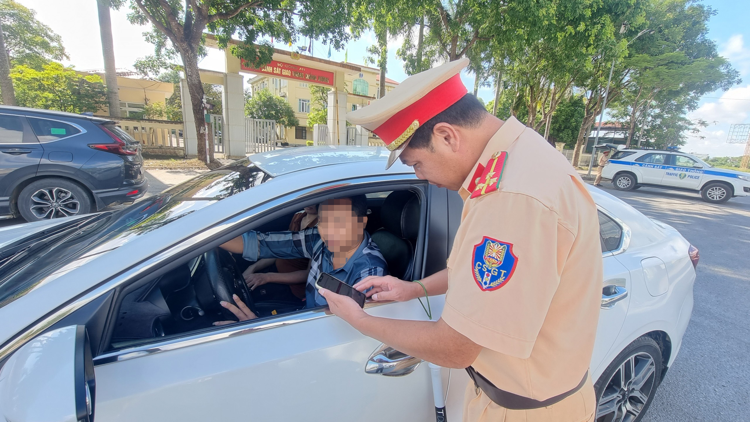 Người vi phạm l&uacute;ng t&uacute;ng khi bị giữ bằng l&aacute;i qua VNeID- Ảnh 1.
