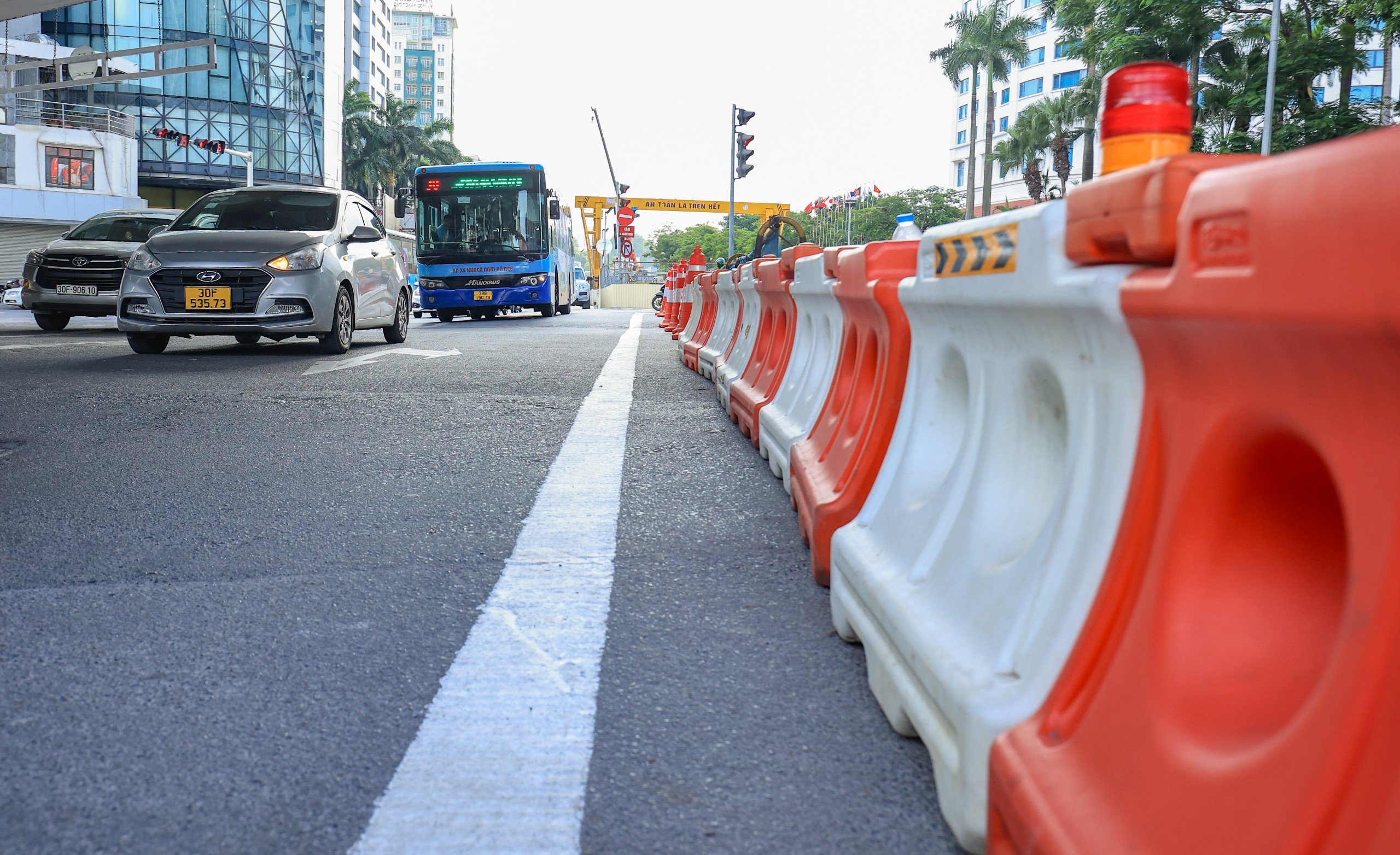 R&agrave;o chắn gầm cầu vượt Nguyễn Ch&iacute; Thanh thi c&ocirc;ng ga ngầm metro Nhổn - ga H&agrave; Nội- Ảnh 6.