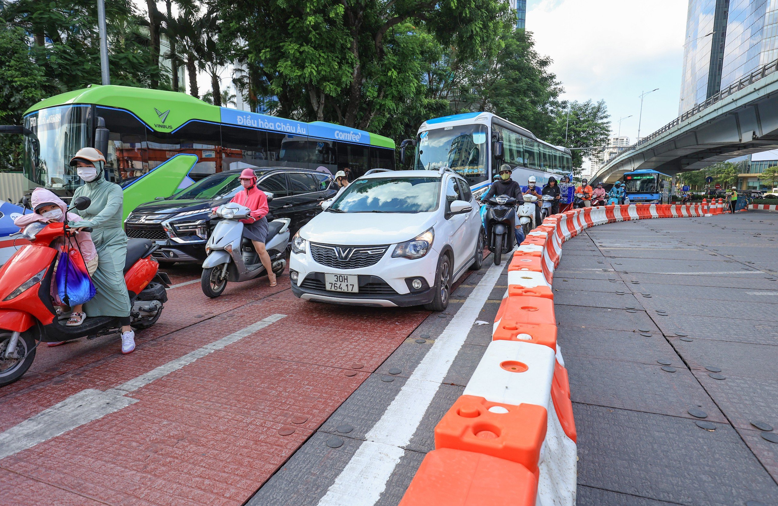 R&agrave;o chắn gầm cầu vượt Nguyễn Ch&iacute; Thanh thi c&ocirc;ng ga ngầm metro Nhổn - ga H&agrave; Nội- Ảnh 4.