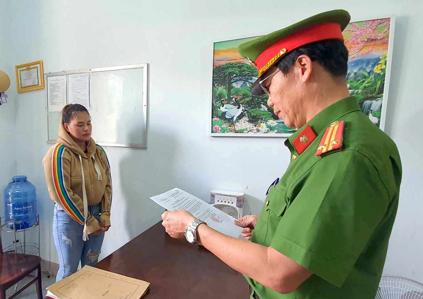 Thu&ecirc; xe &ocirc;m đ&oacute;ng giả nh&acirc;n vi&ecirc;n ng&acirc;n h&agrave;ng để lừa đảo- Ảnh 1.