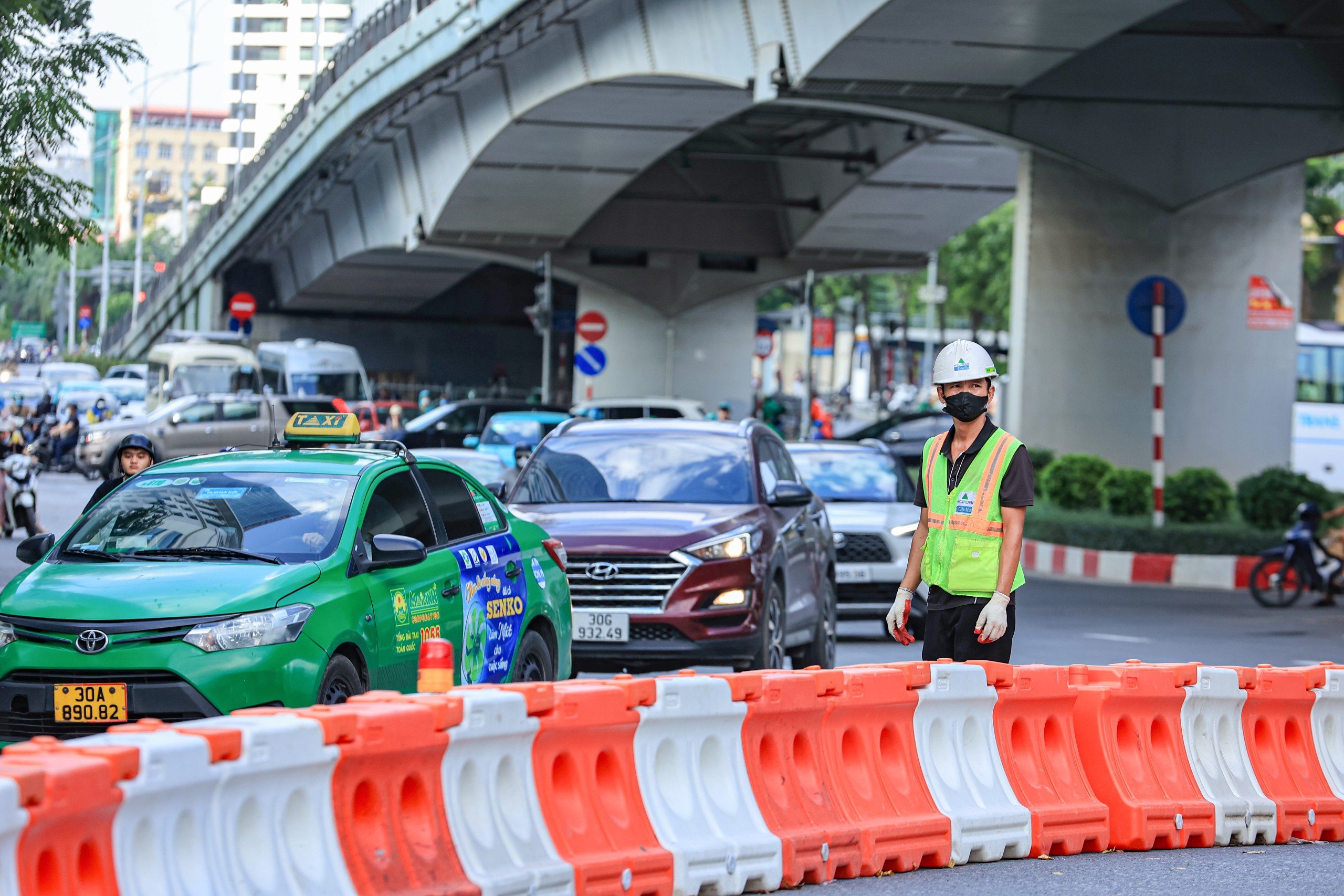 R&agrave;o chắn gầm cầu vượt Nguyễn Ch&iacute; Thanh thi c&ocirc;ng ga ngầm metro Nhổn - ga H&agrave; Nội- Ảnh 3.