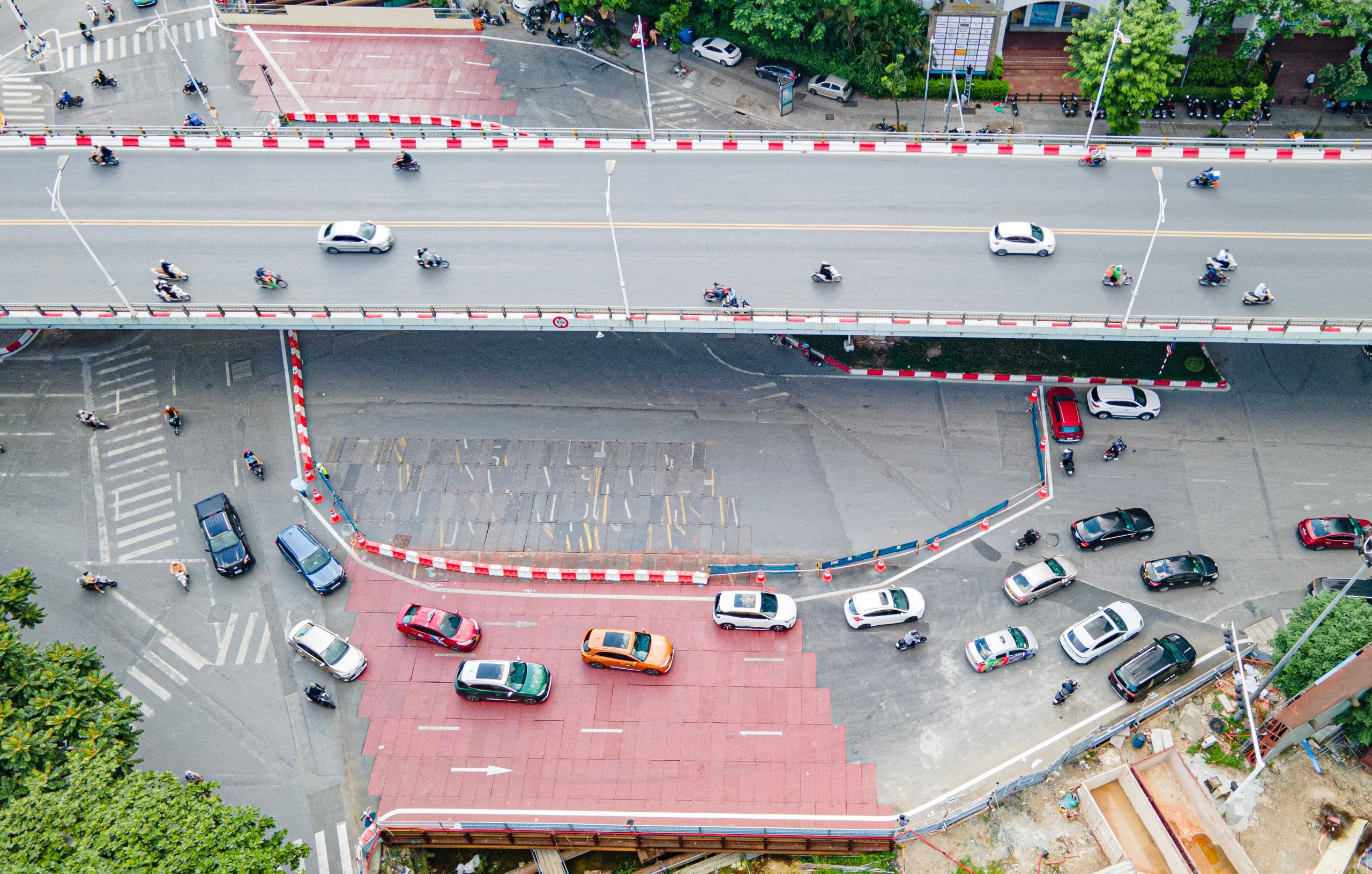 R&agrave;o chắn gầm cầu vượt Nguyễn Ch&iacute; Thanh thi c&ocirc;ng ga ngầm metro Nhổn - ga H&agrave; Nội- Ảnh 1.
