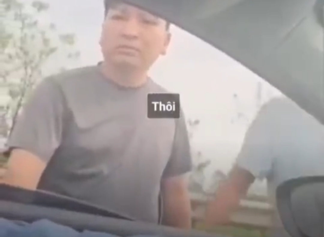 Khởi tố 3 đối tượng vụ thầy dạy l&aacute;i xe chặn &ocirc; t&ocirc;, xịt hơi cay v&agrave;o t&agrave;i xế- Ảnh 1.