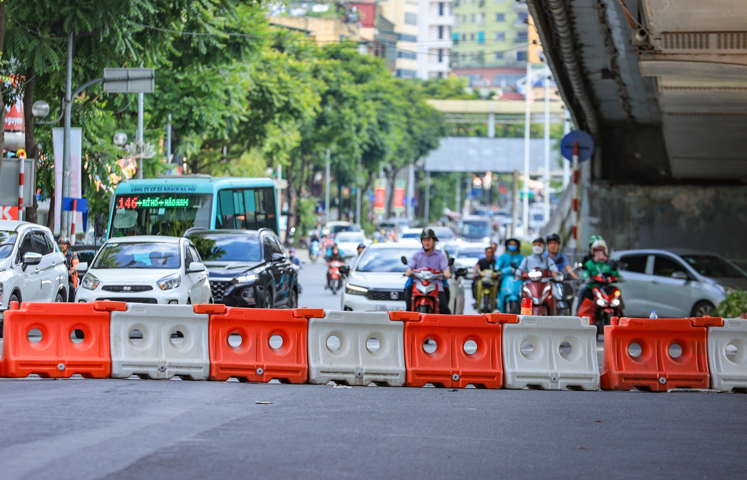 R&agrave;o chắn gầm cầu vượt Nguyễn Ch&iacute; Thanh thi c&ocirc;ng ga ngầm metro Nhổn - ga H&agrave; Nội- Ảnh 2.