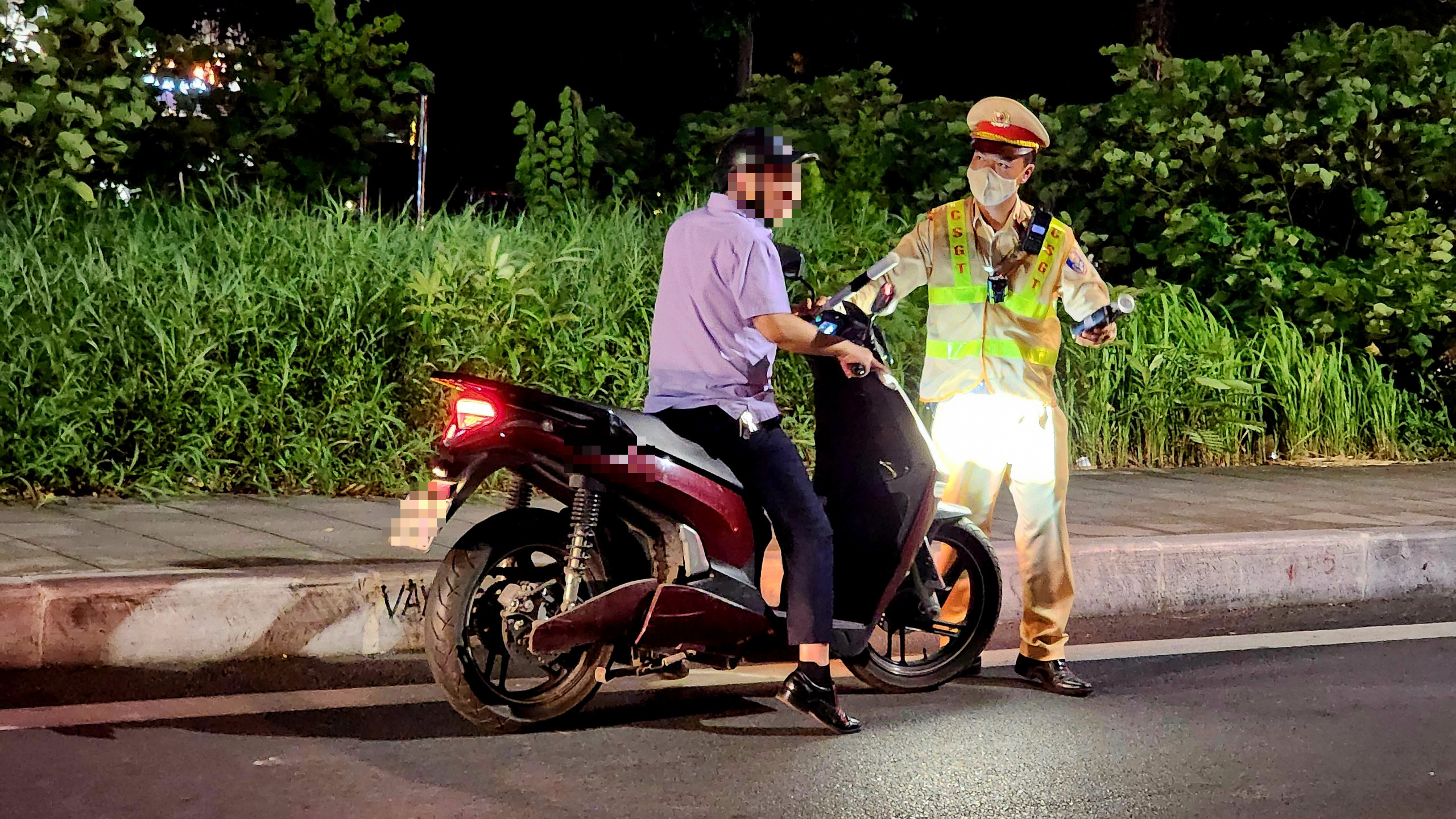 Vi phạm nồng độ cồn vượt mức kịch khung, nam t&agrave;i xế dọa bỏ xe v&igrave; mức phạt cao- Ảnh 2.
