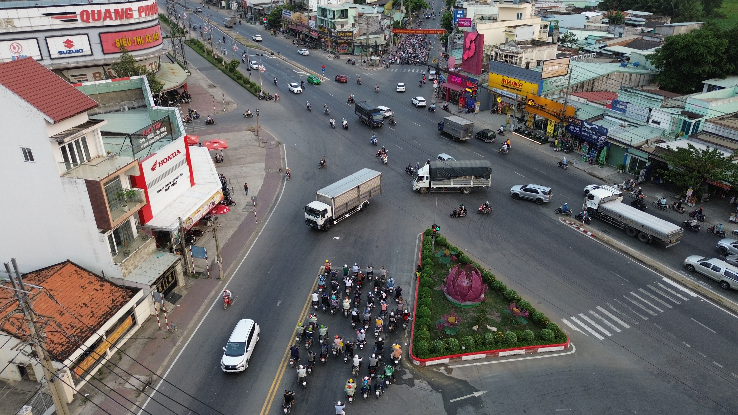 Long An: Chi hơn 5 tỷ xử l&yacute; điểm đen ng&atilde; tư Long Kim tr&ecirc;n QL1- Ảnh 1.