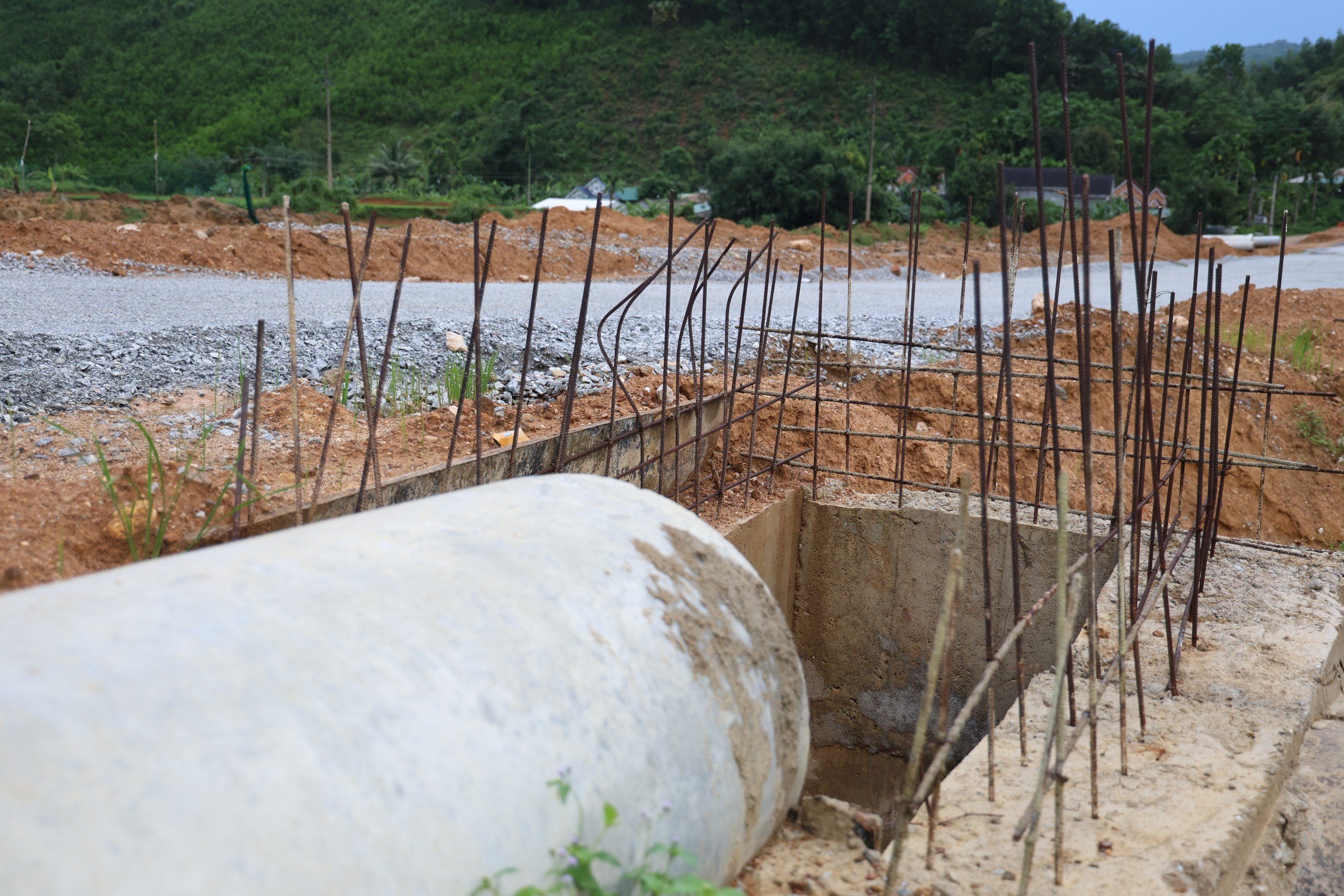 Cận cảnh dự &aacute;n đường 70 tỷ ở Quảng Ng&atilde;i trễ tiến độ, c&ocirc;ng trường vắng hoe- Ảnh 5.