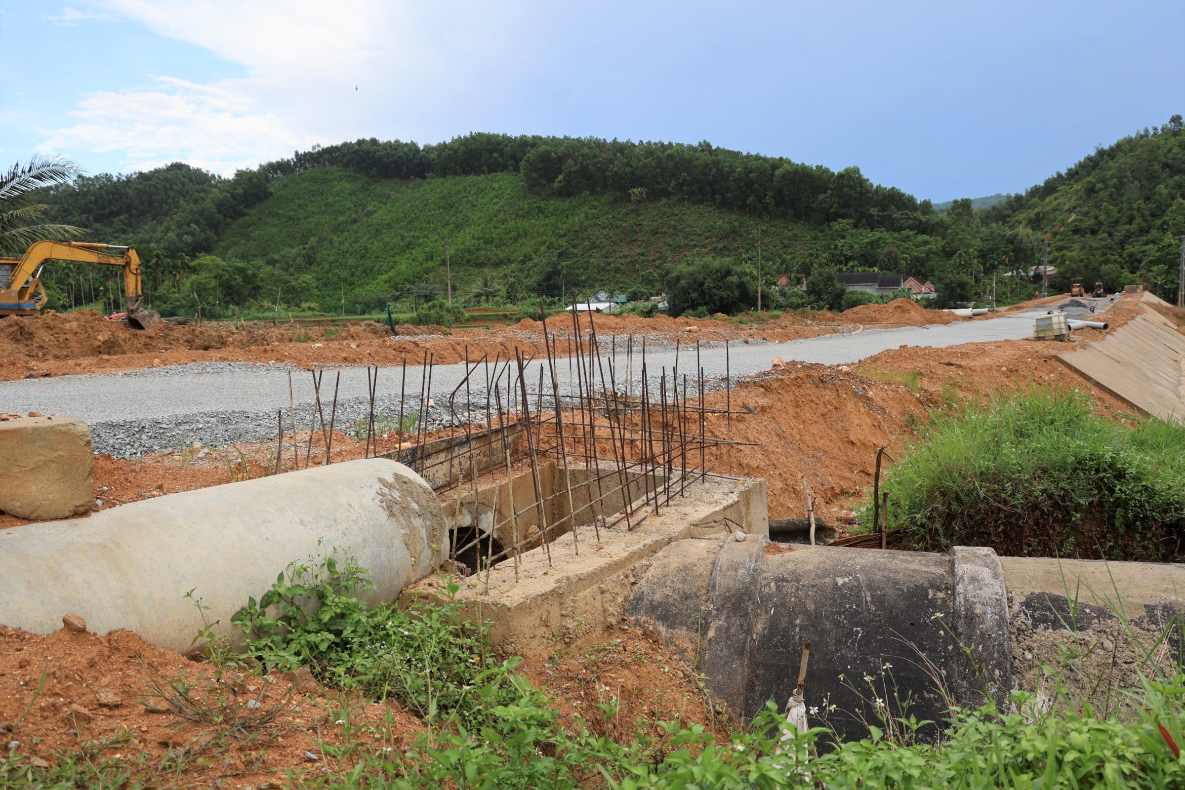 Cận cảnh dự &aacute;n đường 70 tỷ ở Quảng Ng&atilde;i trễ tiến độ, c&ocirc;ng trường vắng hoe- Ảnh 11.