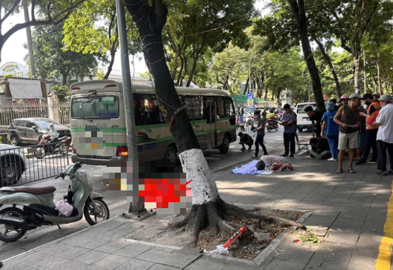 Hiện trường vụ tai nạn khiến 1 cháu nhỏ tử vong tại chỗ. Hiện trường vụ tai nạn khiến 1 cháu nhỏ tử vong tại chỗ.