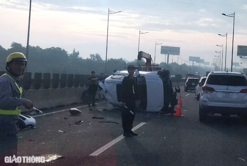 Hiện trường vụ lật xe trên cầu Long Thành. Hiện trường vụ lật xe trên cầu Long Thành.