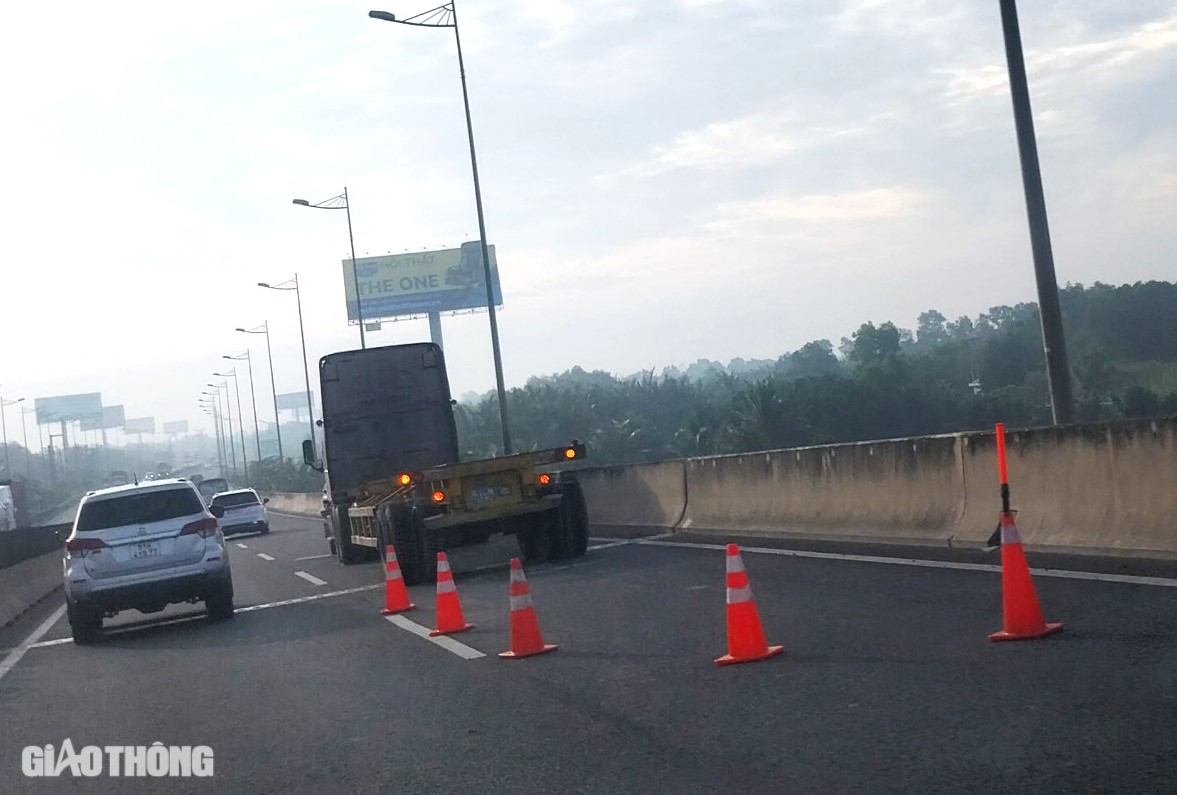 &Ocirc; t&ocirc; 7 chỗ lật nhiều v&ograve;ng tr&ecirc;n cầu, cao tốc Long Th&agrave;nh &ugrave;n tắc hơn 1km- Ảnh 3.