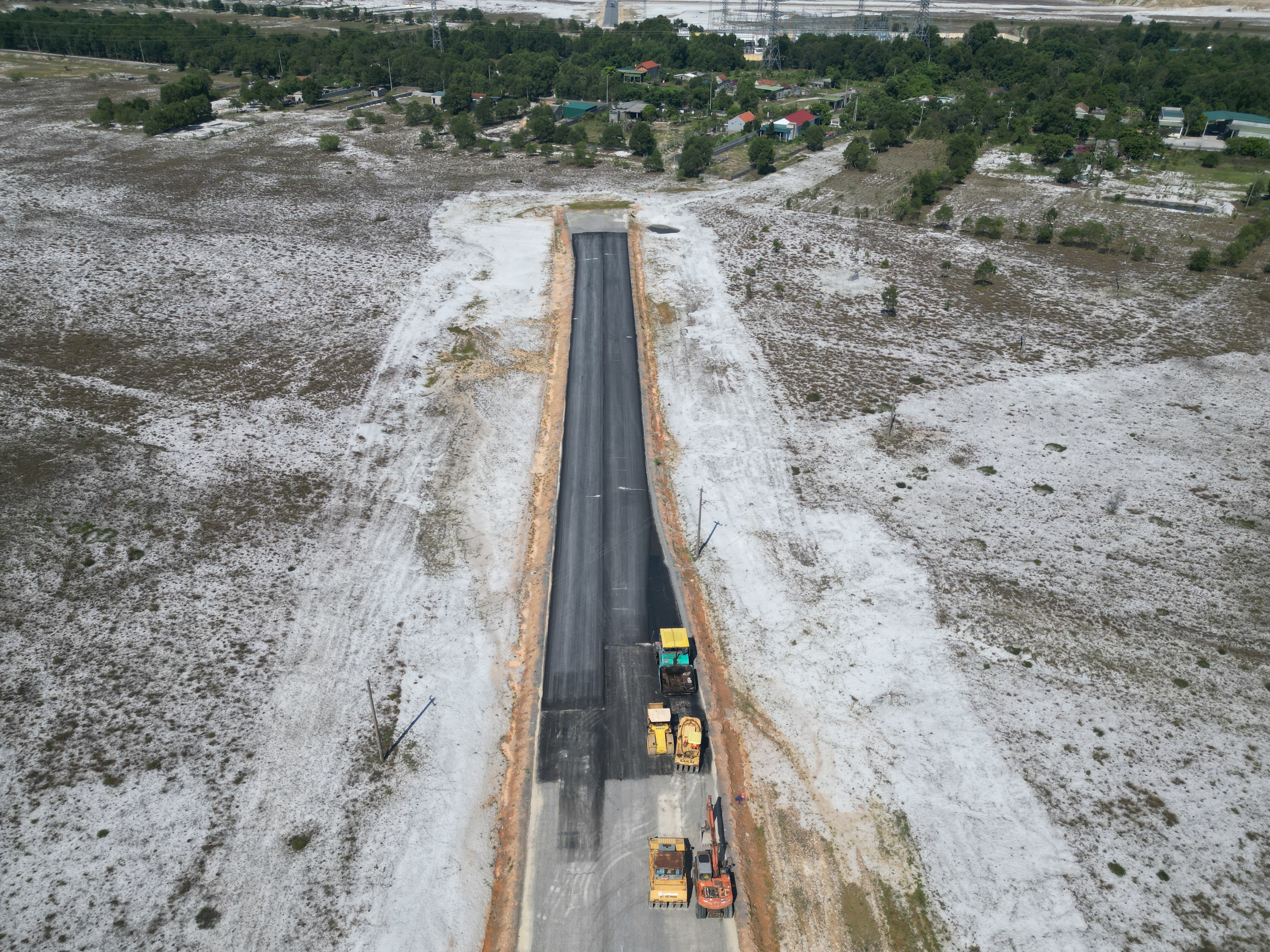 Mặt bằng cản tiến độ dự &aacute;n n&acirc;ng cấp mở rộng QL12A qua Quảng B&igrave;nh- Ảnh 4.