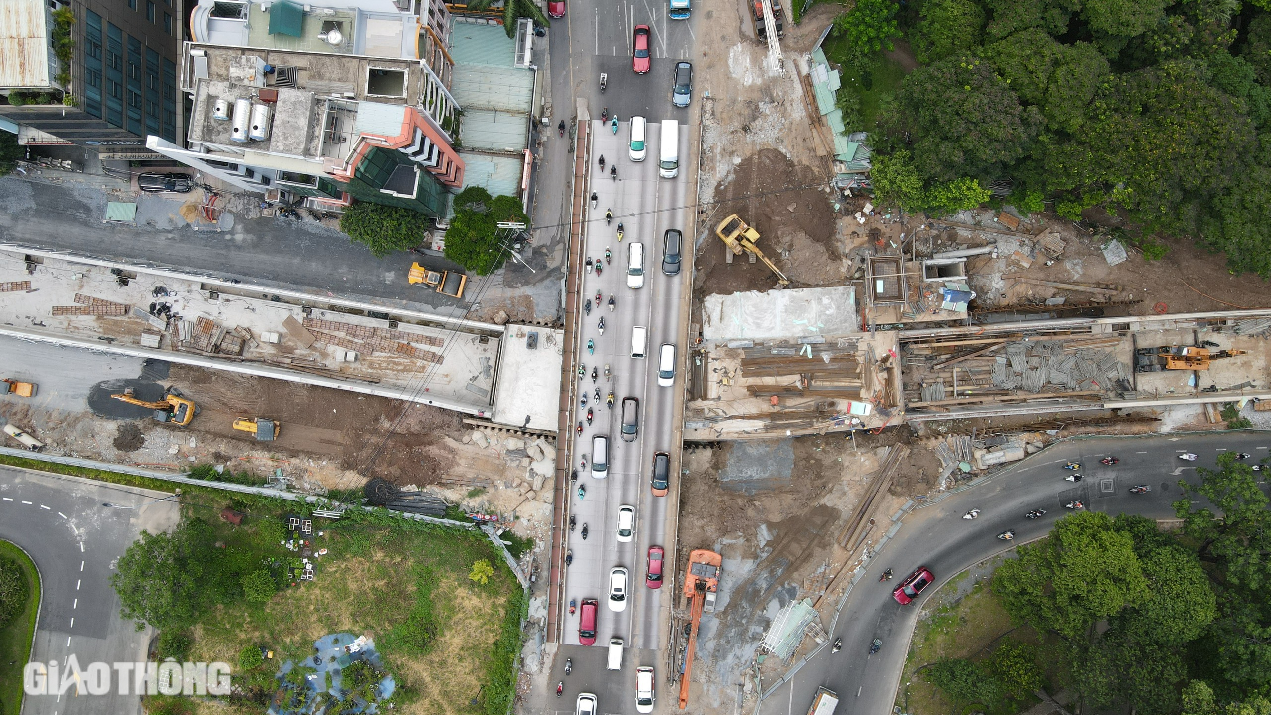 Hầm chui hơn 200 tỷ ở cửa ng&otilde; s&acirc;n bay T&acirc;n Sơn Nhất hối hả về đ&iacute;ch- Ảnh 1.