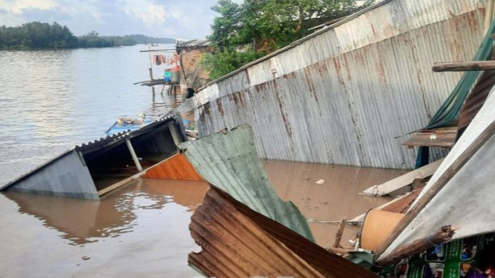 C&agrave; Mau: Sạt lở trong đ&ecirc;m, 4 căn nh&agrave; ch&igrave;m xuống l&ograve;ng s&ocirc;ng- Ảnh 1.