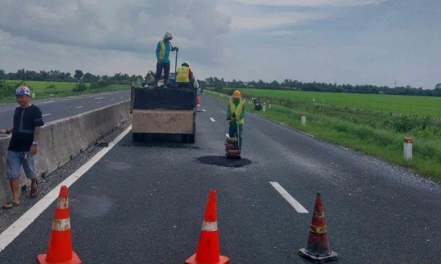 Tận thấy c&ocirc;ng nh&acirc;n dặm v&aacute; &ldquo;ổ g&agrave;&rdquo; tr&ecirc;n tuyến Lộ Tẻ - Rạch Sỏi- Ảnh 3.