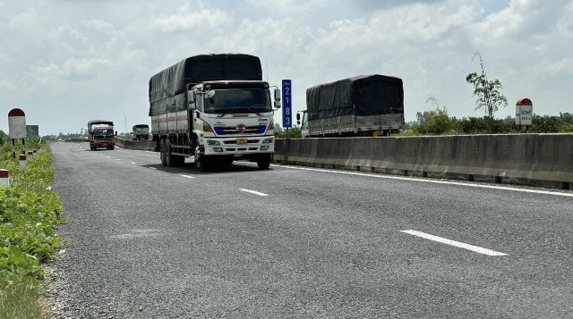 Tận thấy c&ocirc;ng nh&acirc;n dặm v&aacute; &ldquo;ổ g&agrave;&rdquo; tr&ecirc;n tuyến Lộ Tẻ - Rạch Sỏi- Ảnh 7.