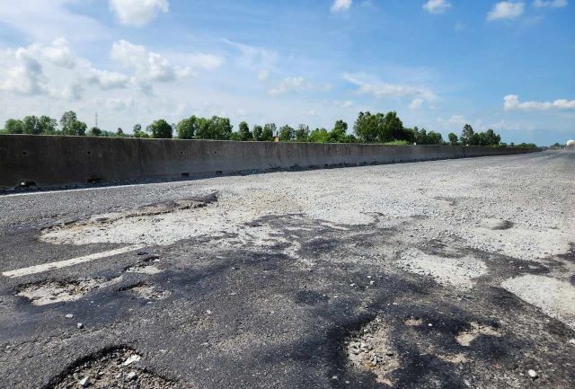 Tận thấy c&ocirc;ng nh&acirc;n dặm v&aacute; &ldquo;ổ g&agrave;&rdquo; tr&ecirc;n tuyến Lộ Tẻ - Rạch Sỏi- Ảnh 1.