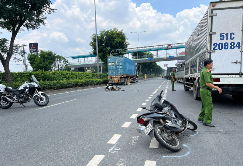 Hiện trường vụ tai nạn khiến một thanh ni&ecirc;n tử vong.