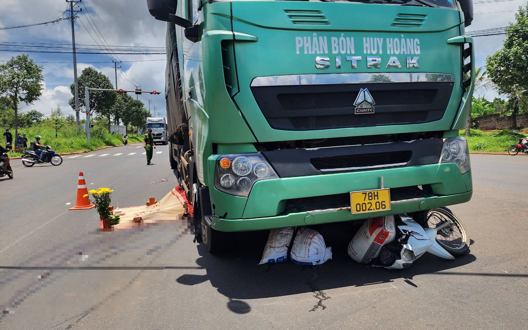 Đi v&agrave;o điểm m&ugrave; xe đầu k&eacute;o, người đ&agrave;n &ocirc;ng bị c&aacute;n tử vong